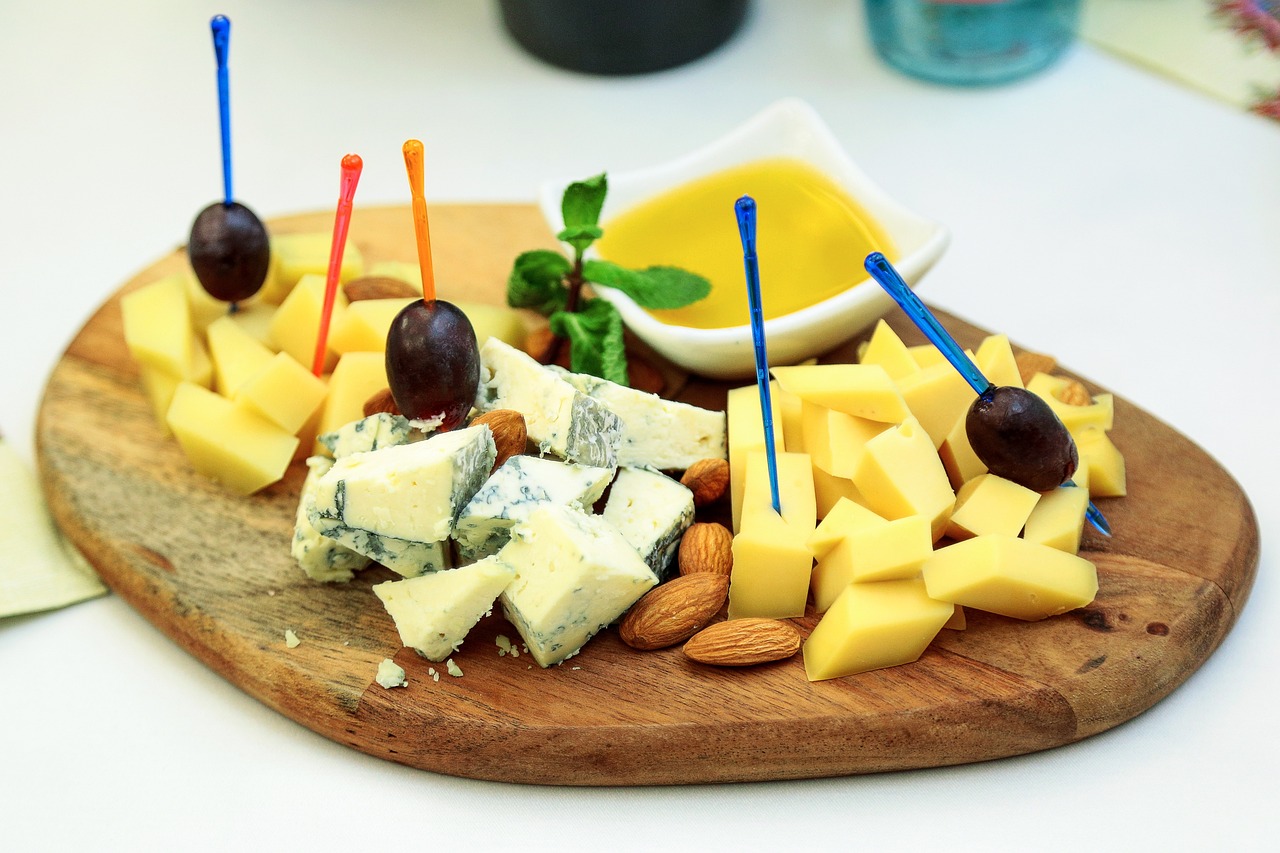 How to Create the Perfect Cheese Board for Entertaining